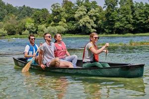 gruppo avventuroso esploratore amici siamo canoa nel un' selvaggio fiume