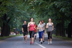 gruppo di persone che fa jogging foto