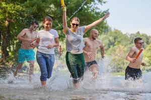 gruppo di contento amici avendo divertimento su fiume foto