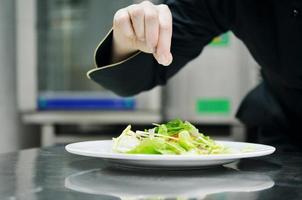 chef prepara il pasto foto