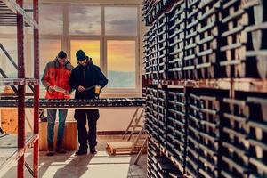 un' speciale squadra di geologi chi studia rocce nel industria utilizzando moderno macchine.selettive messa a fuoco foto