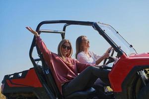 ragazze godendo un' bellissimo soleggiato giorno mentre guida un fuori strada auto foto