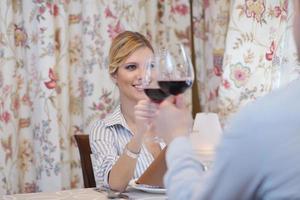 giovane coppia avendo cena a un' ristorante foto