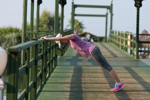 donna allungamento prima mattina jogging foto