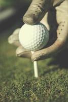 golf giocatore collocazione palla su tee foto