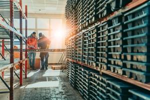 un' speciale squadra di geologi chi studia rocce nel industria utilizzando moderno macchine.selettive messa a fuoco foto