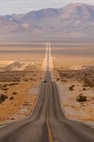 lunga autostrada deserta foto