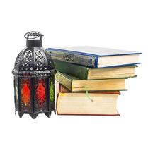 illuminato lanterna stile arabo o Marocco Vintage ▾ candela lanterna per musulmano Comunità santo mese Ramadan kareem ritaglio sentiero foto