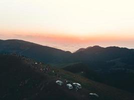 la gente sul famoso punto di vista del tramonto di Bakhmaro guarda il tramonto sulle nuvole in Georgia foto