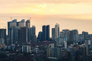 iveria spiaggia lungomare Visualizza con famoso batumi punti di riferimento nel il sfondo, chacha Torre , Ferris ruota e alfabetico Torre. romantico vacanze nel georgiano vegas concetto foto