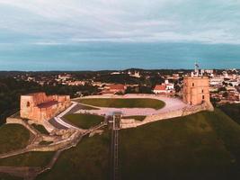 scenico aereo lituania capitale gediminas castello torre con panorama panoramico della città. destinazione di viaggio baltico in europa foto