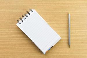 penna e blocco note con pagina bianca foto