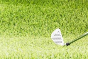 mazza da golf su erba verde foto