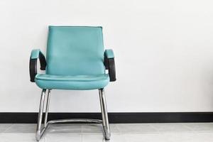 blu sedia decorativo in piedi nel interno con bianca parete foto