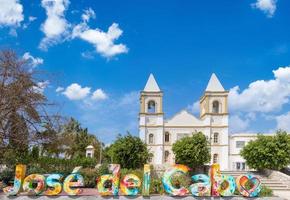 messico, strade coloniali e architettura colorata di san jose del cabo nel centro storico foto