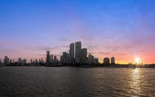 Colombia, panoramico cartagena baia bocagrande e panorama di città orizzonte a tramonto foto