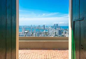 Colombia, panoramico Visualizza di cartagena paesaggio urbano moderno orizzonte, alberghi e oceano baia di bocagrande foto