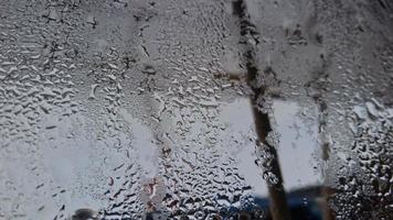 Visualizza a partire dal il finestra nel il freddo mattina con acqua pioggia gocce su bicchiere foto