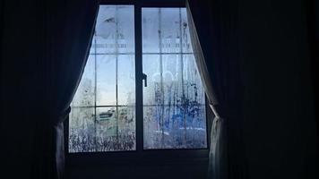 Visualizza a partire dal il finestra nel il freddo mattina con acqua pioggia gocce su bicchiere foto