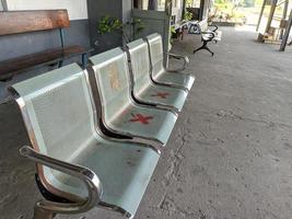 inossidabile acciaio in attesa panchina nel davanti di il treno stazione quale è Usato per aspettare per treni o parenti foto