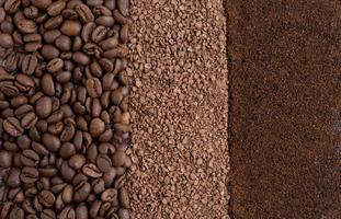 sfondo di arrostito caffè fagioli, granulato cicoria e terra caffè. sfondo di caffè fagioli e caffè polvere foto