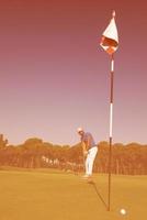 golf giocatore colpire tiro a soleggiato giorno foto