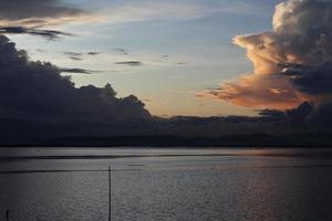 bellissimo lago nel il pomeriggio foto