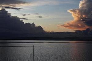 bellissimo lago nel il pomeriggio foto