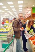 contento coppia acquisto frutta nel ipermercato foto