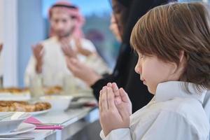 musulmano famiglia fabbricazione iftar dua per rompere digiuno durante Ramadan. foto