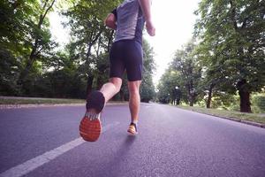 uomo che fa jogging all'esterno foto