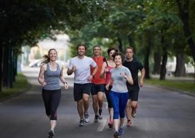 gruppo di persone che fa jogging foto