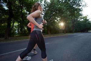 coppia che fa jogging fuori foto