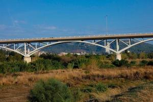 moderno fiume ponte, un ingegneria feat quello migliaia di veicoli passaggio al di sopra di quotidiano foto