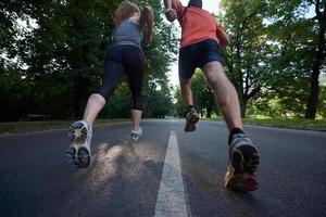 coppia che fa jogging fuori foto