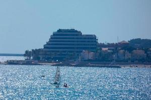 visualizzazioni di il bellissimo cittadina di sitges su il catalano mediterraneo costa. foto