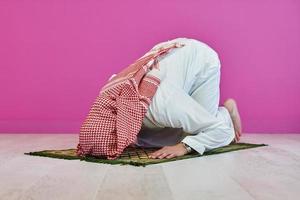 giovane musulmano uomo preghiere salat durante Ramadan foto