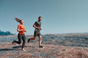 coppia jogging nel un' salutare stile di vita su un' fresco montagna aria foto