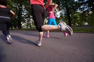 gruppo di persone che fa jogging foto