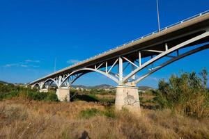 moderno fiume ponte, un ingegneria feat quello migliaia di veicoli passaggio al di sopra di quotidiano foto