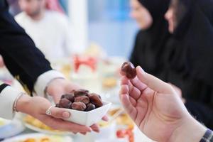 musulmano famiglia avendo iftar cena mangiare date per rompere festa foto