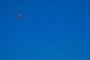 colorato aquilone volante sotto il blu cielo foto