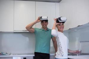 giovane coppia utilizzando vr-headset bicchieri di virtuale la realtà foto