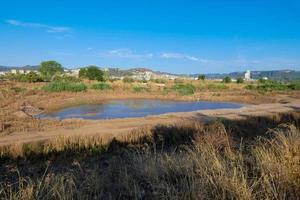 llobregat fiume come esso passa attraverso il vicinanza di il città di barcellona. foto