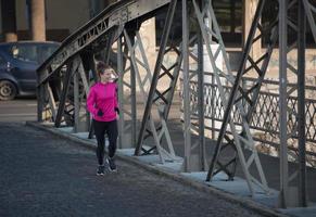 sportivo donna jogging su mattina foto