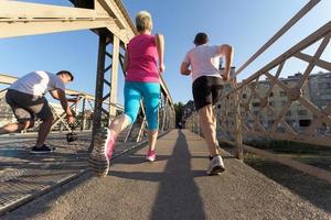 coppia che fa jogging fuori foto