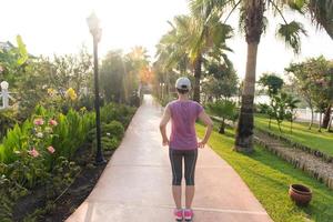 donna allungamento prima mattina jogging foto