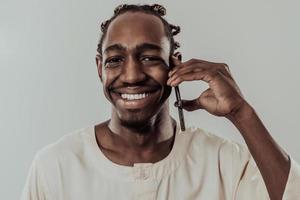 africano uomo utilizzando smartphone e indossare tradizionale Sudan Abiti. foto