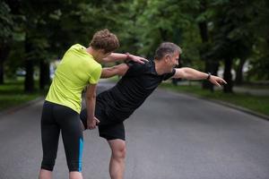 corridori squadra riscaldamento su e allungamento prima mattina formazione foto