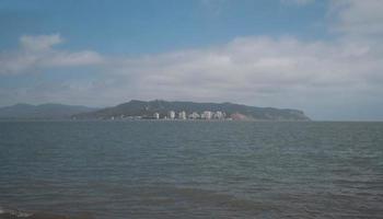 panoramico Visualizza di il città di bahia de caraquez visto a partire dal il spiaggia di san vicente foto